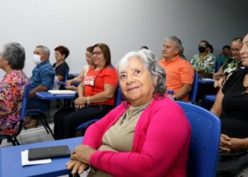 Curso gratuito ensina idosos a usarem telefone celular e navegar na internet em Manaus; Veja como participar
