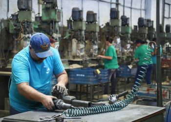 Rh está selecionando Ajudante de produção experiência comprovada ou primeiro emprego, Operador de empilhadeira; Envie seu currículo!